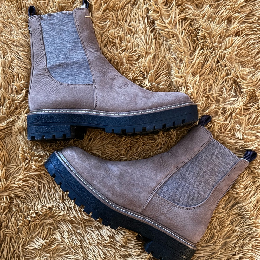 Sam Edelman LAGUNA CHELSEA BOOT
Style #EC0203482